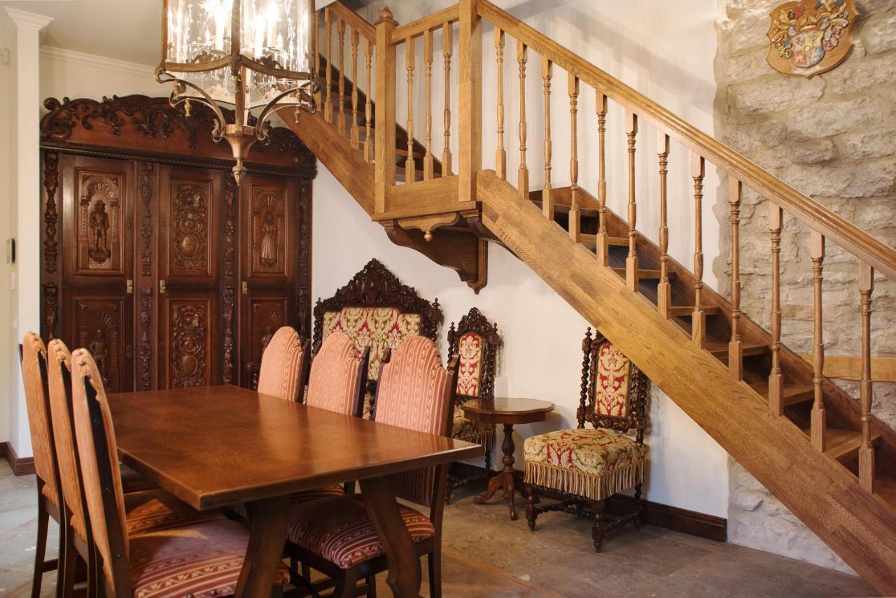 Luxury Medieval 2 Storey With Antique Furniture In Old Town Huoneisto Tallinna